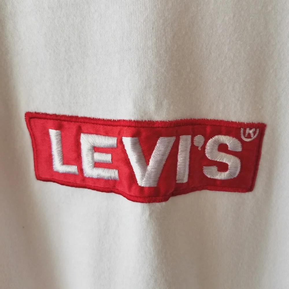 LEVI’S® CHEST BOXTAB LOGO TEE SHIRT - (M) - Picture 6 of 10